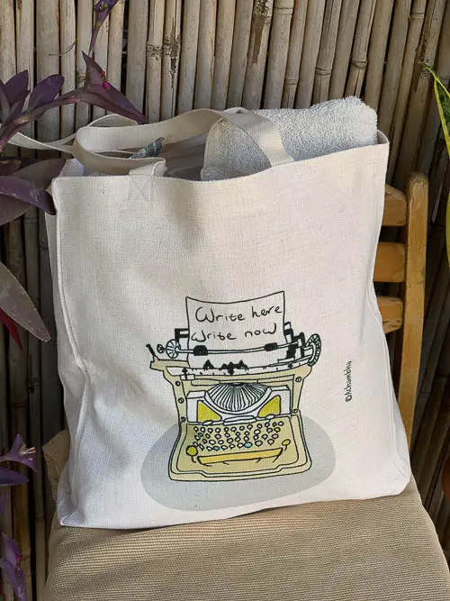 תיק בד פרימיום עם ציור של מכונת כתיבה, בליווי המשפט: Write here, Write now